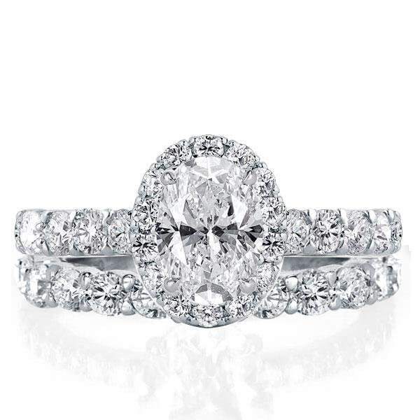 

Halo Oval Cut Bridal Set, White