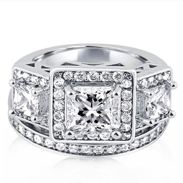 

Italo Halo Three Stone Bridal Set, White