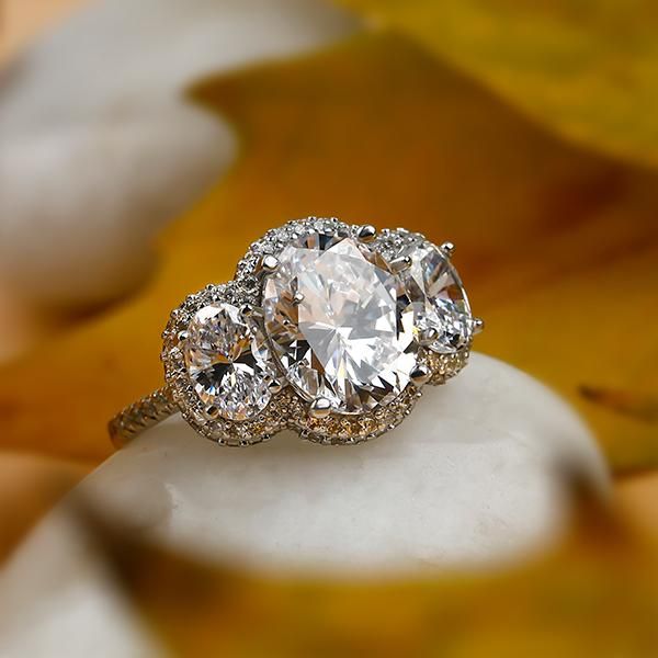 Oval halo engagement rings