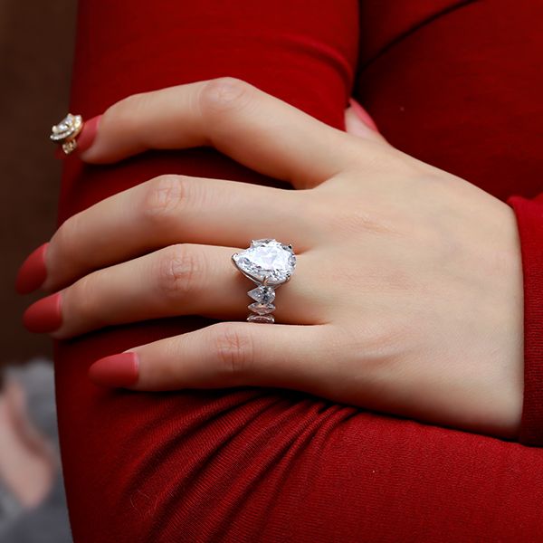 Pear cut sapphire engagement rings