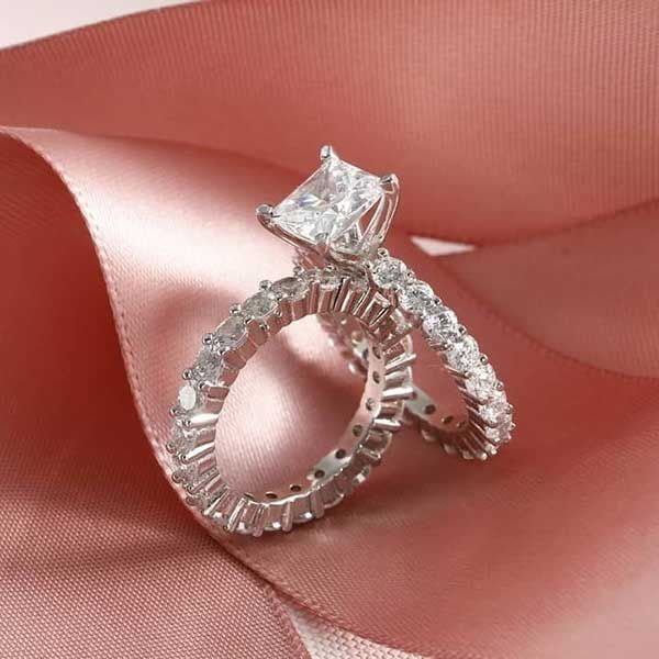 Antique Style Wedding Ring Sets on Hand