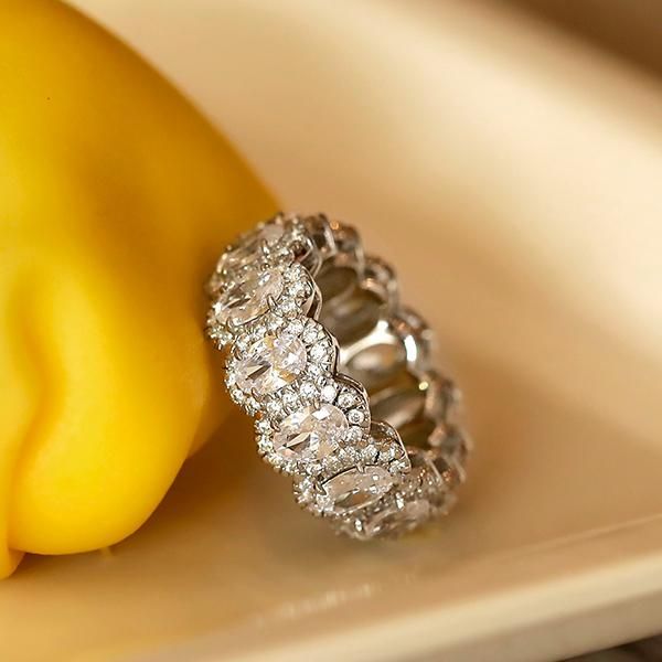 oval ring with halo