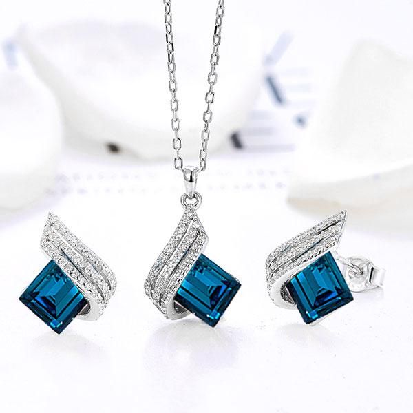 Aquamarine and Diamond Floral Necklace Set in 18 Karat White Gold For Sale  at 1stDibs | aquamarine jewelry set, aquamarine necklace set, aquamarine  and diamond necklace