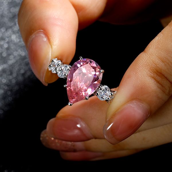 pear-shaped engagement rings