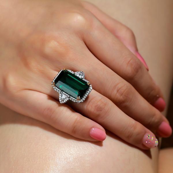 A Guide to Selecting the Perfect Emerald Cut Halo Engagement Ring This Black Friday