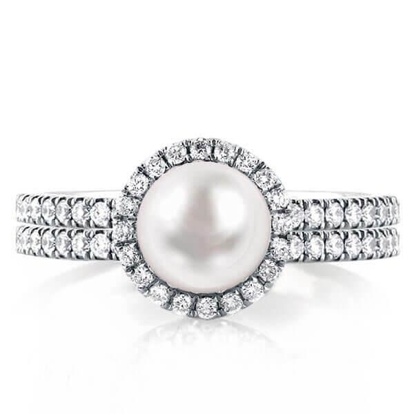 PEARL ENGAGEMENT RING: MORE THAN JUST A TREND