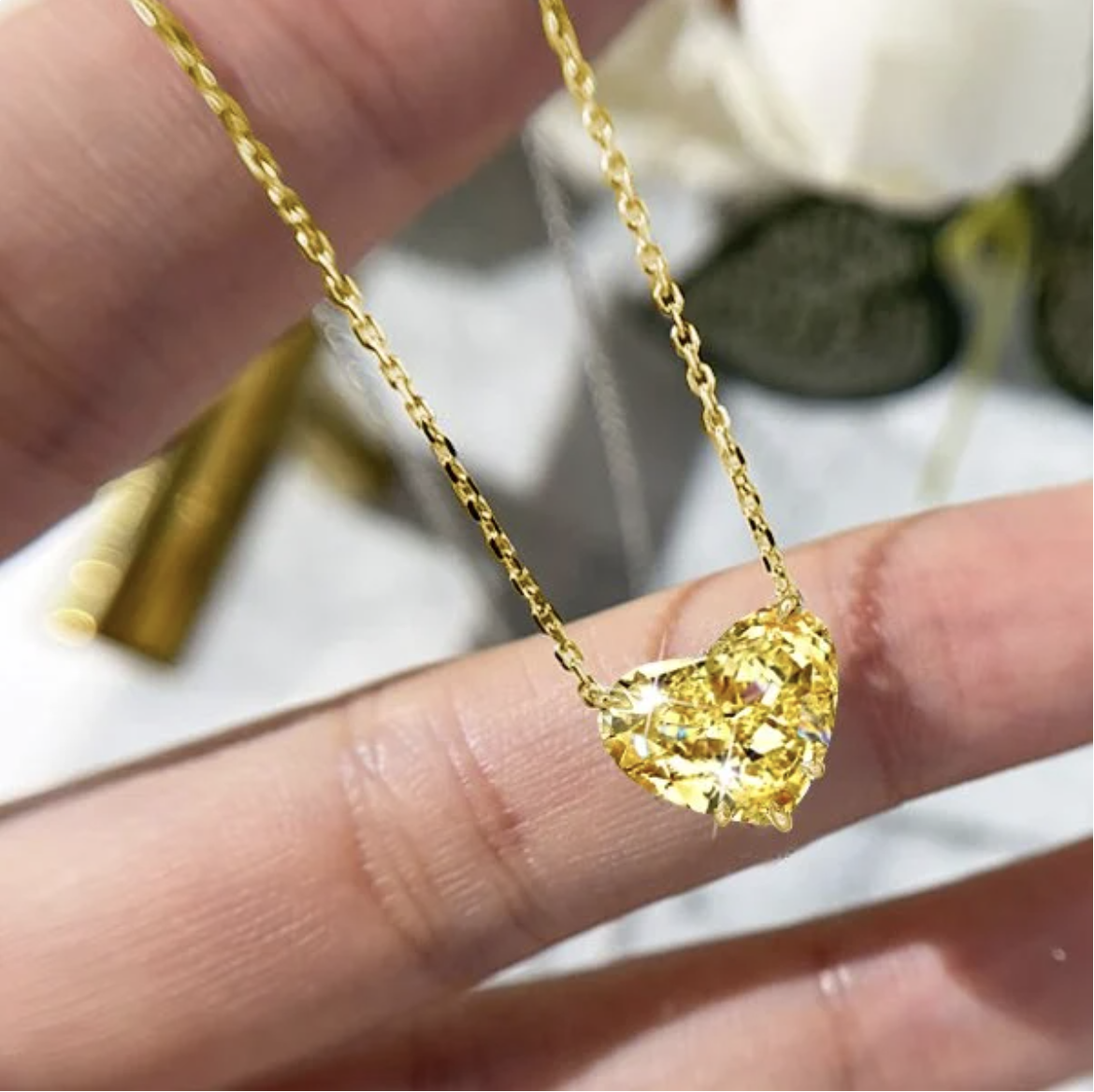 Gold Heart Necklace Gift for Girlfriend: Styles, Colors and Meanings