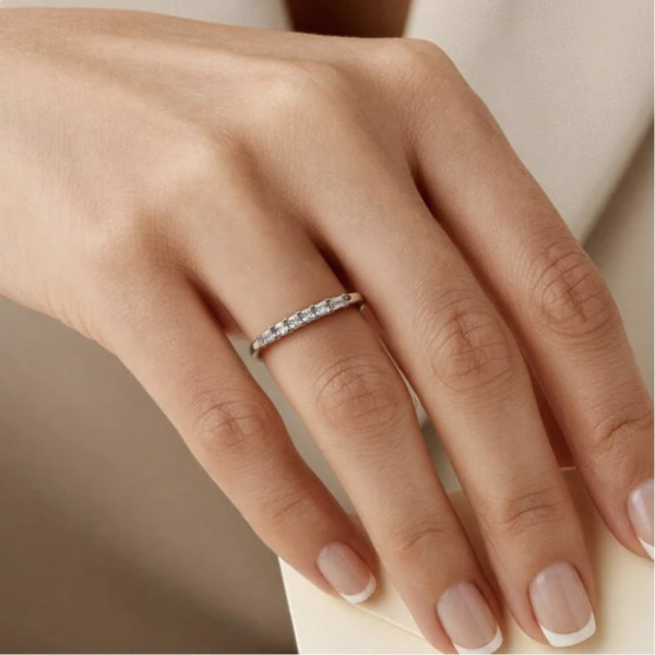 Emerald vs Sapphire Engagement Ring: Which One Should You Choose?