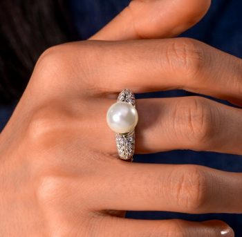 The Lustrous Appeal of Women's Promise Rings with Mother of Pearl