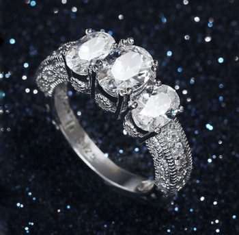 The Enchantment of Vintage Women's Engagement Rings: A Timeless Choice