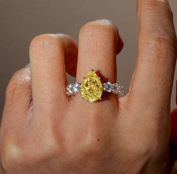 Discover the Elegance of the Pear Topaz Mother's Ring at Italo Jewelry