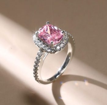 What Makes the Cushion Cut Halo Ring a Classic Engagement Choice？