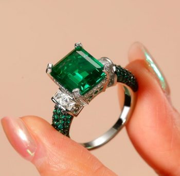 Timeless Elegance: Why Vintage Emerald Rings Are the Ultimate Expression of Grace