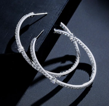 Large Hoop Earrings: The Bold Jewelry Trend Defining Modern Style