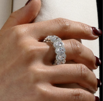 Why Is the Oval Ring with Halo Considered the Most Elegant Ring Style Today?