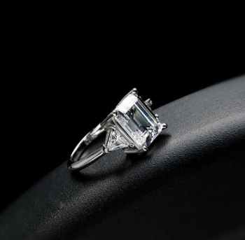 Moissanite Rings vs Diamond: Which Sparkles Brighter for Modern Love?