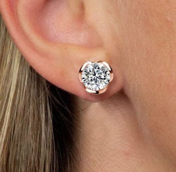 Which Small Stud Earrings Are Best for Everyday Wear and Timeless Style?