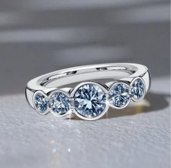 Bezel Engagement Ring Pros and Cons: What to Know Before Choosing One
