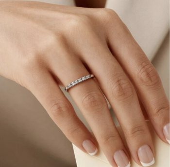 Emerald vs Sapphire Engagement Ring: Which One Should You Choose?